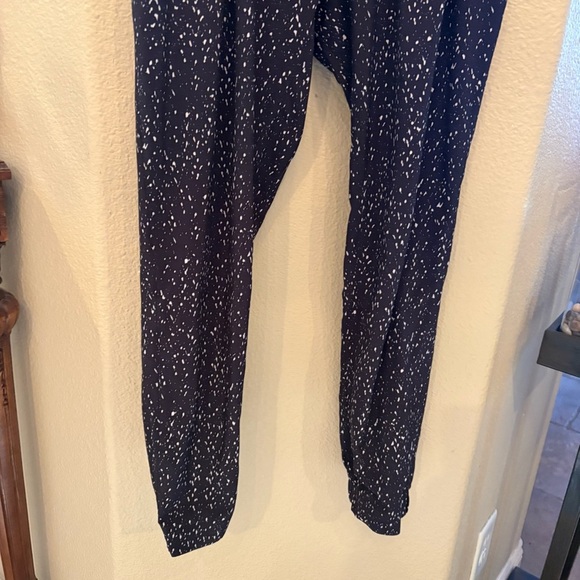 LULULEMON Women &go City Jogger Butterfly Black White Texture Pants Size 2-4 - Picture 3 of 6